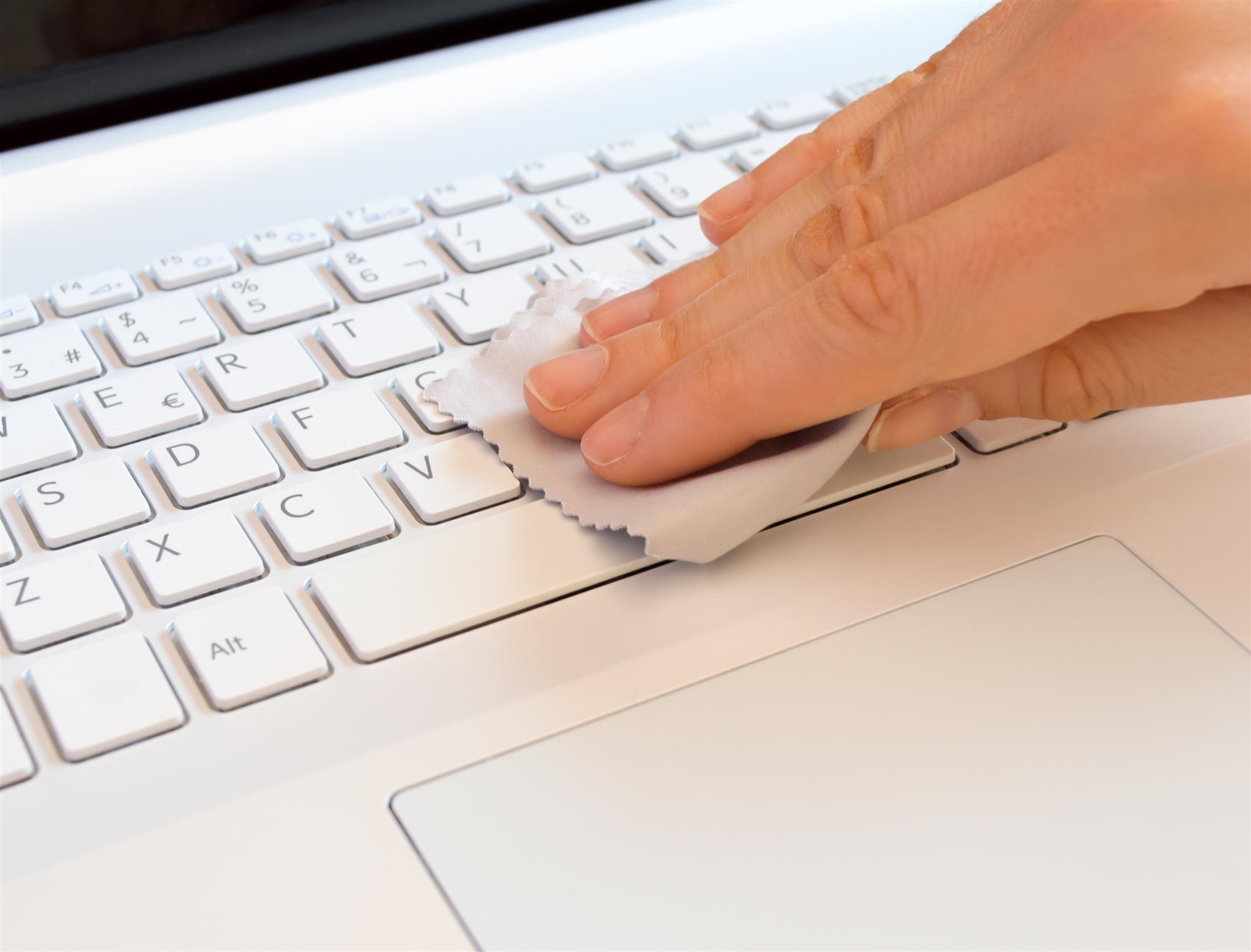 Comment bien nettoyer un clavier et une souris d'ordinateur